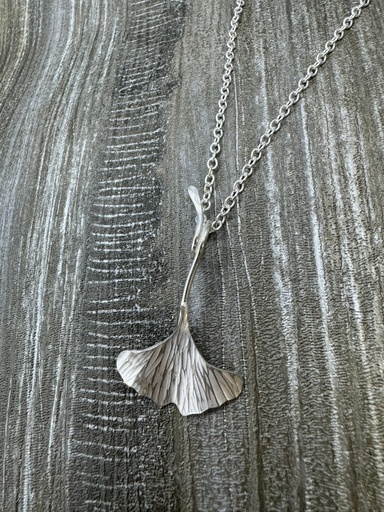 [RGJ09] Robin Grabinska-Gingko Necklace