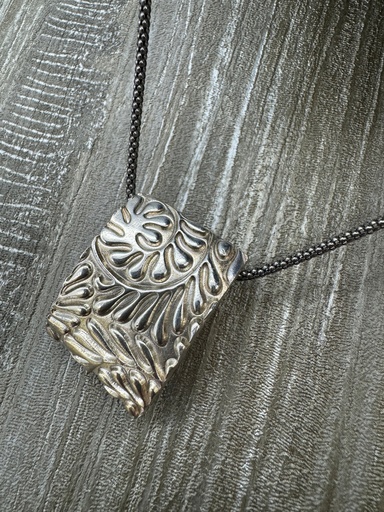 [CQ08] Cynthia Quesenberry-Rectangle Vine Necklace